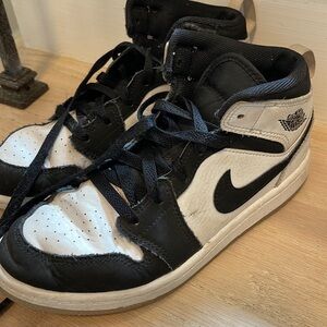 Nike jordan mids